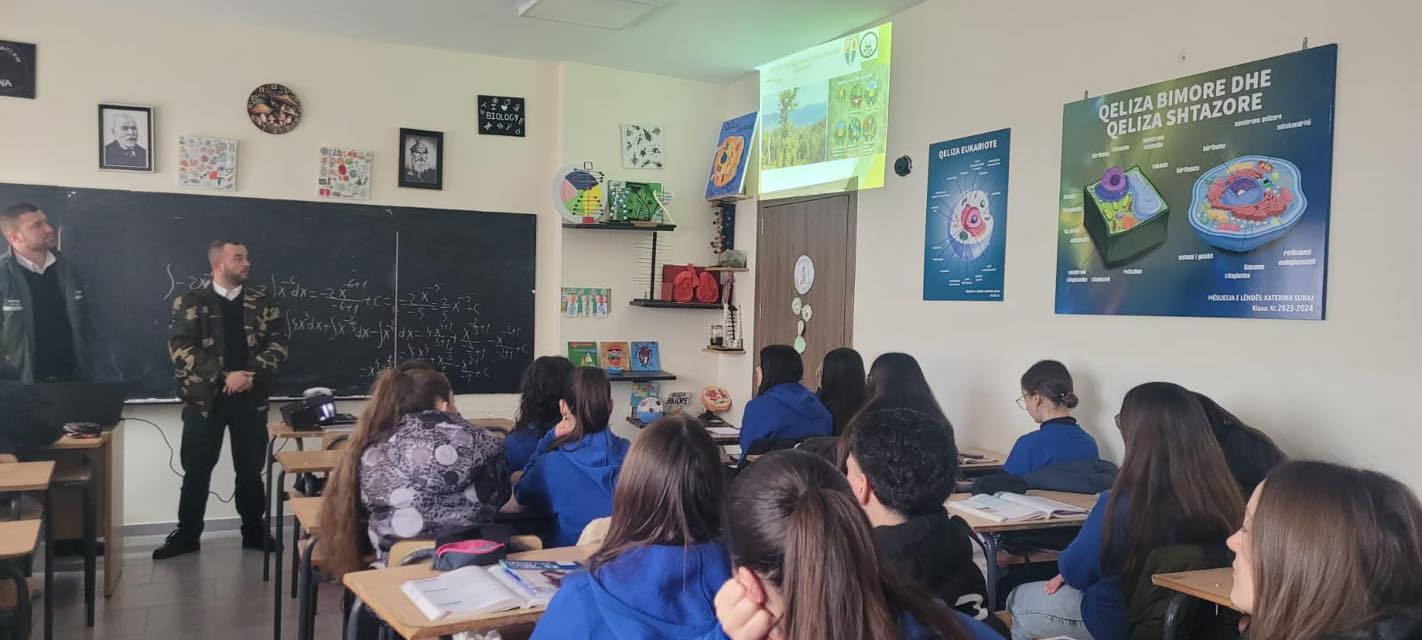 Në kuadër të aktiviteteve sensibilizuese, Drejtoria e Pyjeve dhe Mjedisit e Bashkisë Devoll ka realizuar orë edukative me fokus rritjen e ndërgjegjësimit mbi rëndësinë e pyjeve dhe mbrojtjen e mjedisit