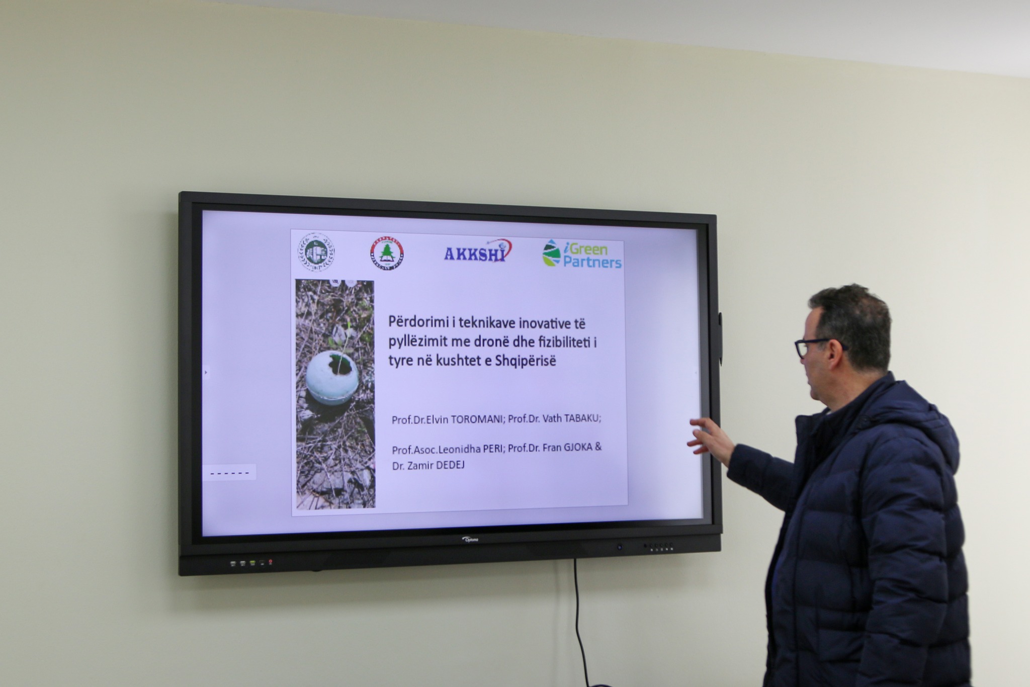 Në ambientet e AKP-së u zhvillua takimi mbi studimin “Përdorimi i teknikave inovative të pyllëzimit me dronë dhe fizibiliteti i tyre në kushtet e Shqipërisë”, financuar nga AKKSHI dhe realizuar në kuadër të bashkëpunimit midis UBT dhe iGreen