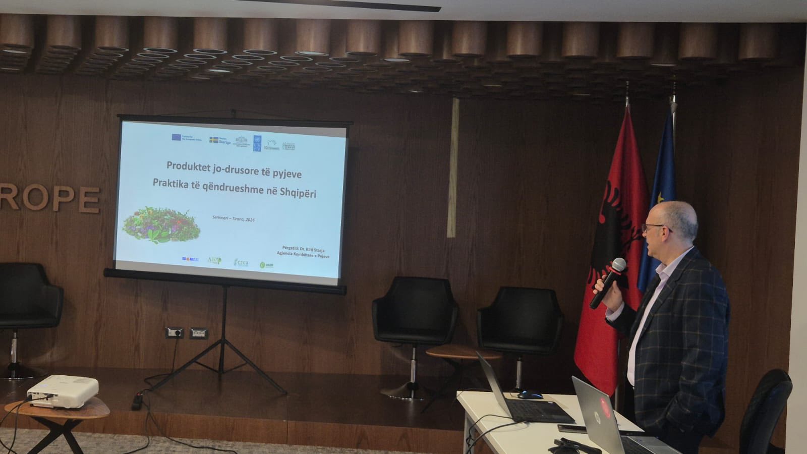 U zhvillua në mjediset e ‘Europa House’ seminari “NON TIMBER PRODUCTS”, i organizuar nga Instituti Italian CREA në bashkëpunim me CELIM, AKP, AKZM dhe një sërë institucionesh të tjera në kuadrin e Prodhimeve të dyta Pyjore